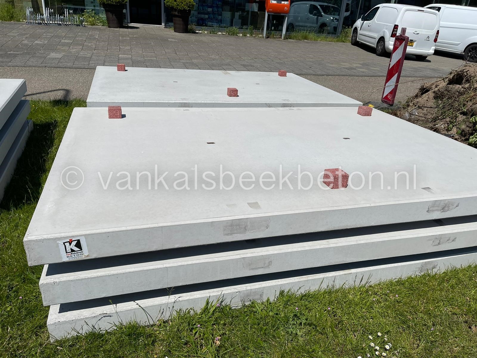 is er rand Hinder Betonplaat 300x200x14cm, 15 ton - Van Kalsbeek Beton B.V.